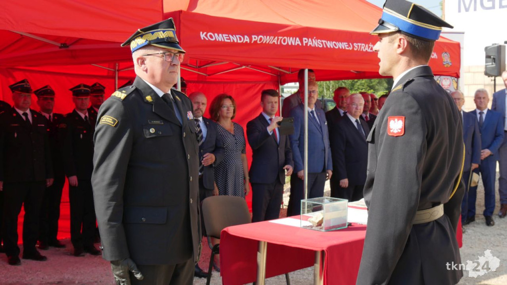 Przy Warszawskiej w Końskich rośnie nowy dom straży pożarnej. Wmurowano już kamień węgielny [wideo, zdjęcia]