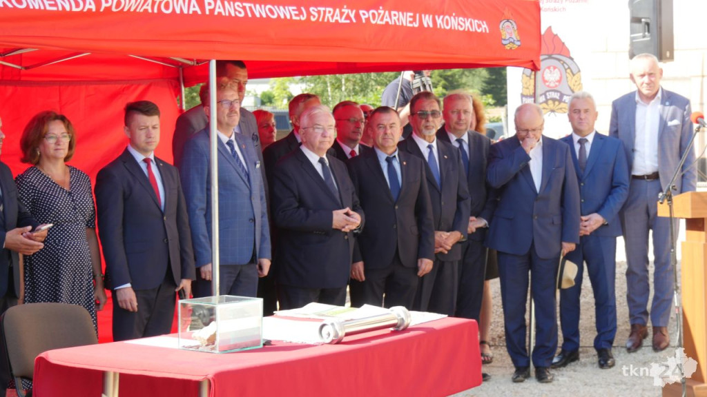 Przy Warszawskiej w Końskich rośnie nowy dom straży pożarnej. Wmurowano już kamień węgielny [wideo, zdjęcia]
