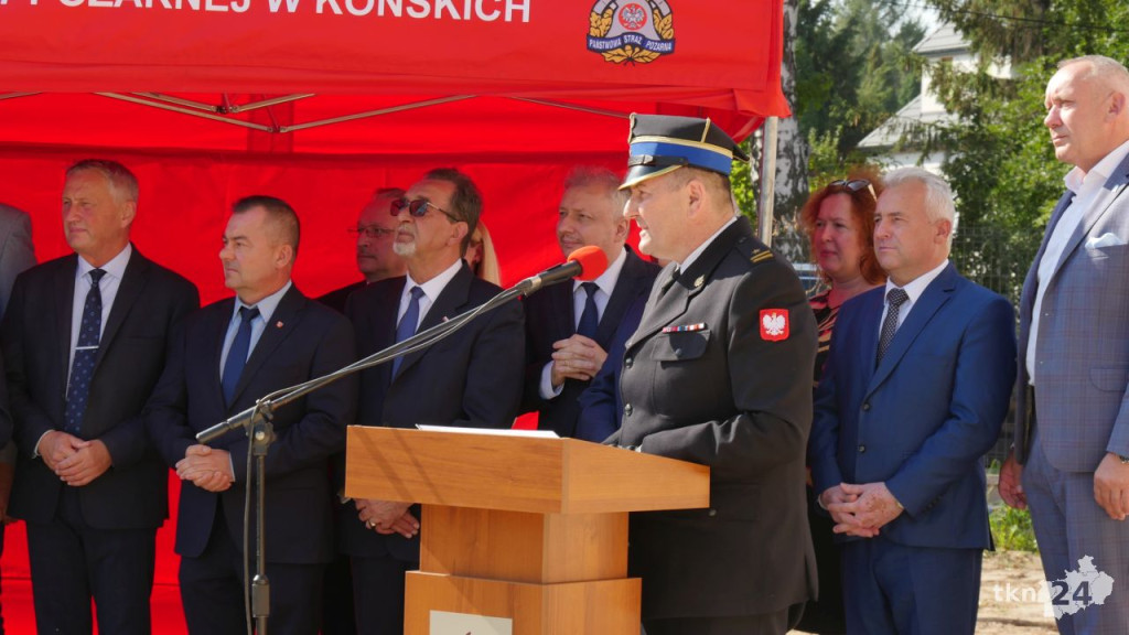 Przy Warszawskiej w Końskich rośnie nowy dom straży pożarnej. Wmurowano już kamień węgielny [wideo, zdjęcia]