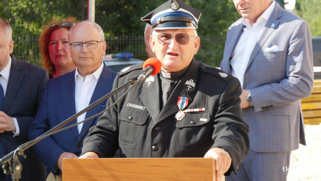 Przy Warszawskiej w Końskich rośnie nowy dom straży pożarnej. Wmurowano już kamień węgielny [wideo, zdjęcia]