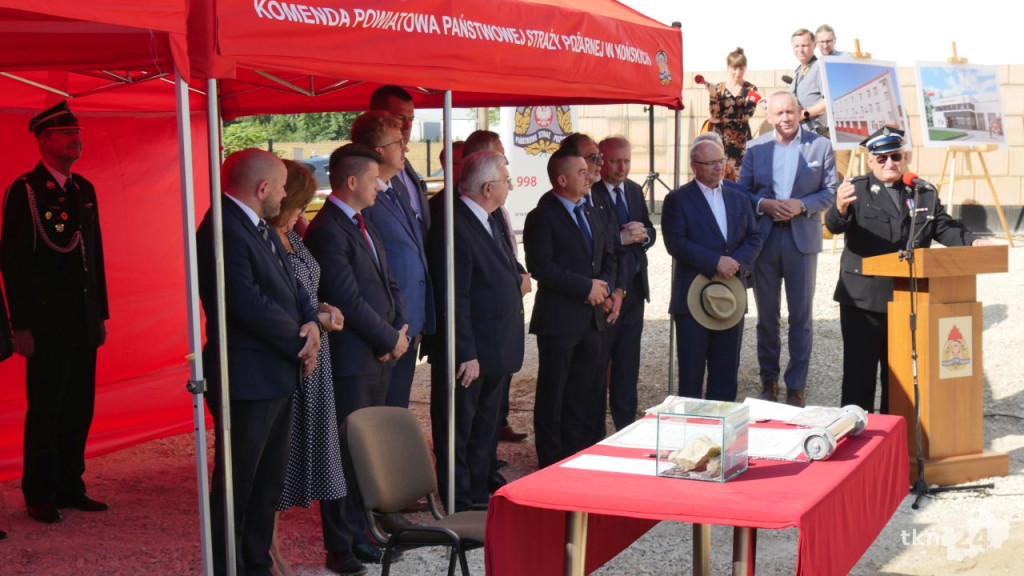 Przy Warszawskiej w Końskich rośnie nowy dom straży pożarnej. Wmurowano już kamień węgielny [wideo, zdjęcia]