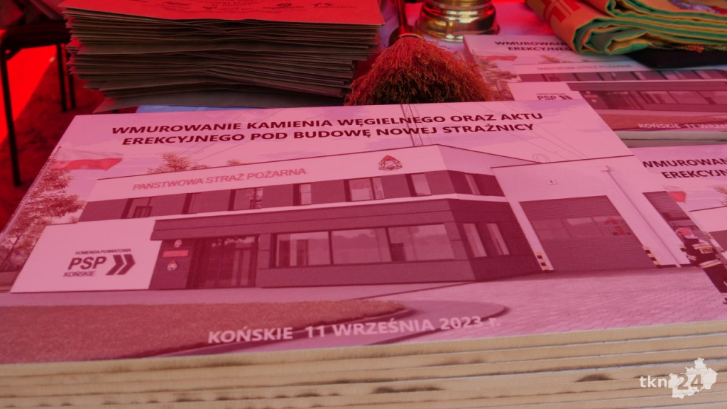 Przy Warszawskiej w Końskich rośnie nowy dom straży pożarnej. Wmurowano już kamień węgielny [wideo, zdjęcia]