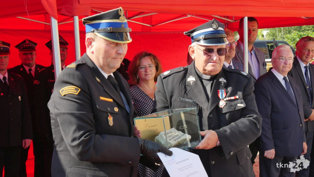 Przy Warszawskiej w Końskich rośnie nowy dom straży pożarnej. Wmurowano już kamień węgielny [wideo, zdjęcia]