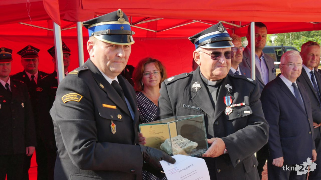 Przy Warszawskiej w Końskich rośnie nowy dom straży pożarnej. Wmurowano już kamień węgielny [wideo, zdjęcia]