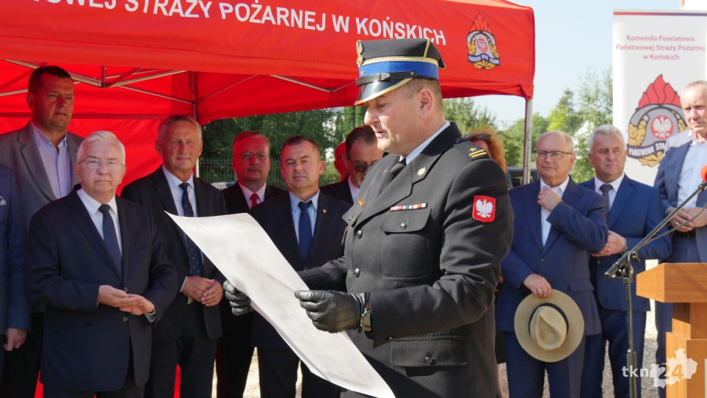 Przy Warszawskiej w Końskich rośnie nowy dom straży pożarnej. Wmurowano już kamień węgielny [wideo, zdjęcia]