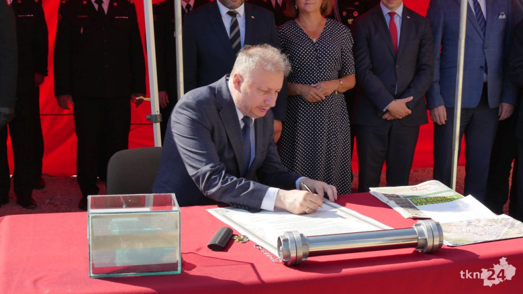 Przy Warszawskiej w Końskich rośnie nowy dom straży pożarnej. Wmurowano już kamień węgielny [wideo, zdjęcia]