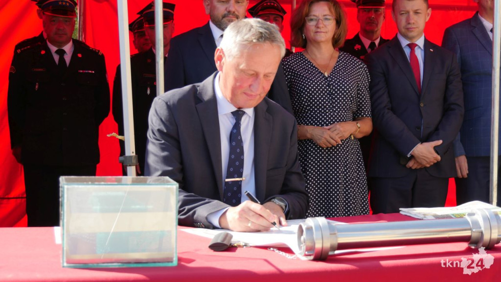 Przy Warszawskiej w Końskich rośnie nowy dom straży pożarnej. Wmurowano już kamień węgielny [wideo, zdjęcia]
