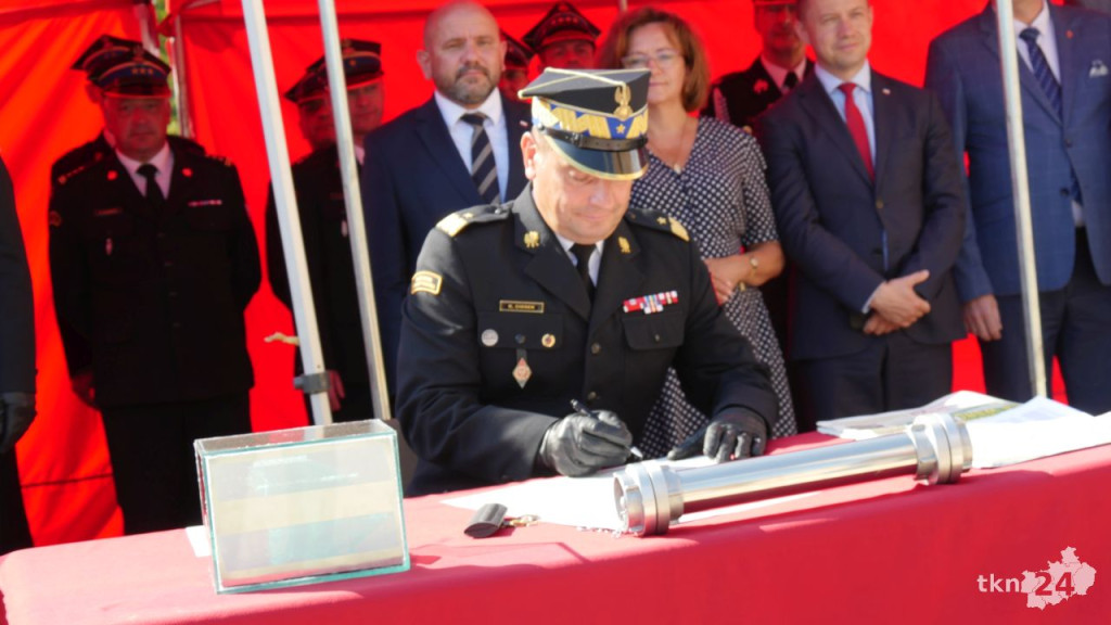 Przy Warszawskiej w Końskich rośnie nowy dom straży pożarnej. Wmurowano już kamień węgielny [wideo, zdjęcia]