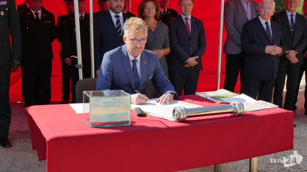 Przy Warszawskiej w Końskich rośnie nowy dom straży pożarnej. Wmurowano już kamień węgielny [wideo, zdjęcia]