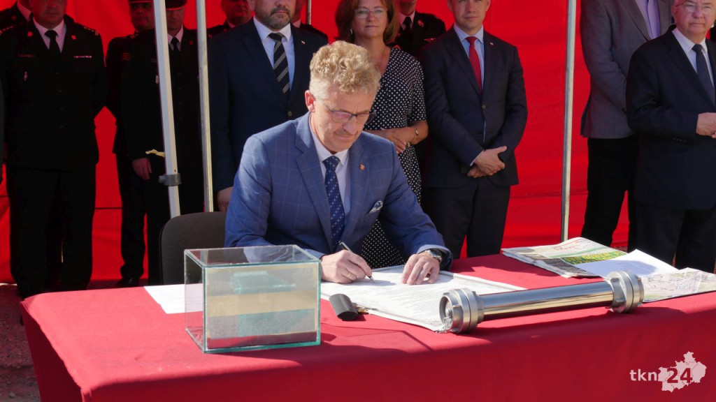 Przy Warszawskiej w Końskich rośnie nowy dom straży pożarnej. Wmurowano już kamień węgielny [wideo, zdjęcia]