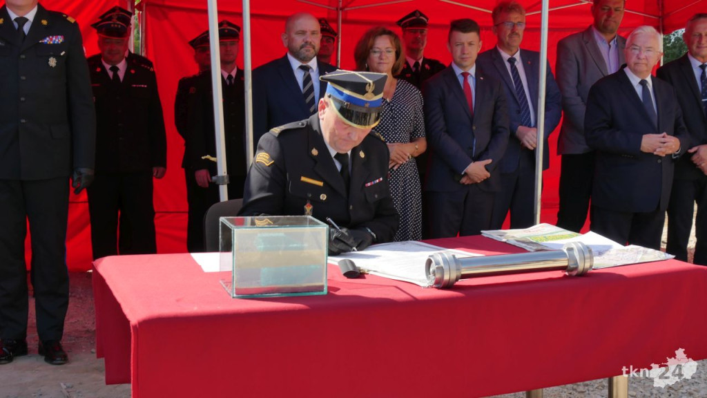 Przy Warszawskiej w Końskich rośnie nowy dom straży pożarnej. Wmurowano już kamień węgielny [wideo, zdjęcia]