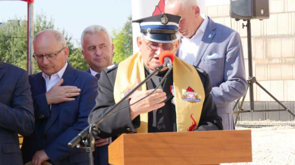 Przy Warszawskiej w Końskich rośnie nowy dom straży pożarnej. Wmurowano już kamień węgielny [wideo, zdjęcia]