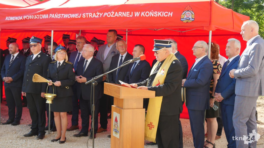 Przy Warszawskiej w Końskich rośnie nowy dom straży pożarnej. Wmurowano już kamień węgielny [wideo, zdjęcia]