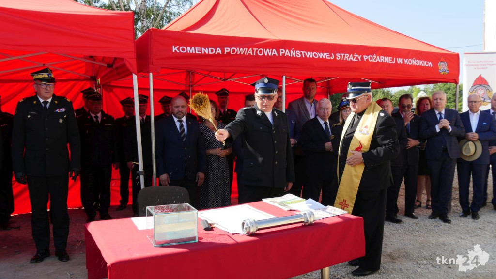 Przy Warszawskiej w Końskich rośnie nowy dom straży pożarnej. Wmurowano już kamień węgielny [wideo, zdjęcia]