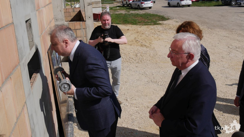 Przy Warszawskiej w Końskich rośnie nowy dom straży pożarnej. Wmurowano już kamień węgielny [wideo, zdjęcia]