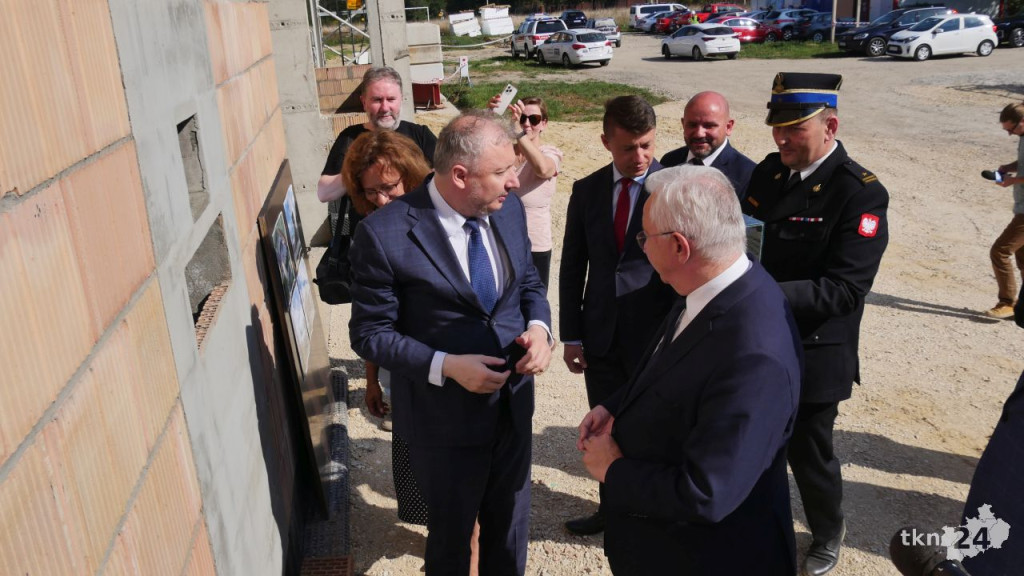 Przy Warszawskiej w Końskich rośnie nowy dom straży pożarnej. Wmurowano już kamień węgielny [wideo, zdjęcia]