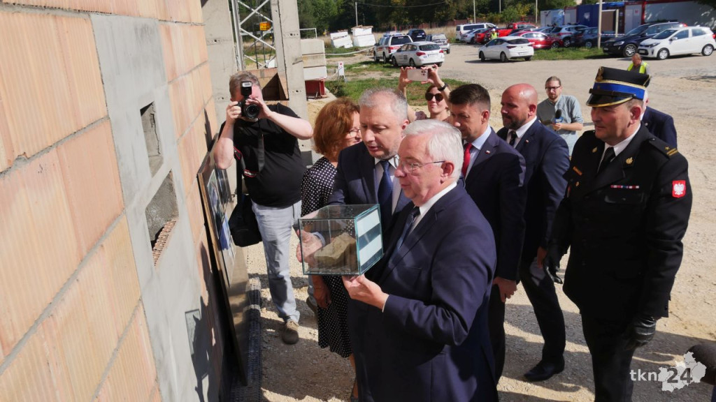 Przy Warszawskiej w Końskich rośnie nowy dom straży pożarnej. Wmurowano już kamień węgielny [wideo, zdjęcia]