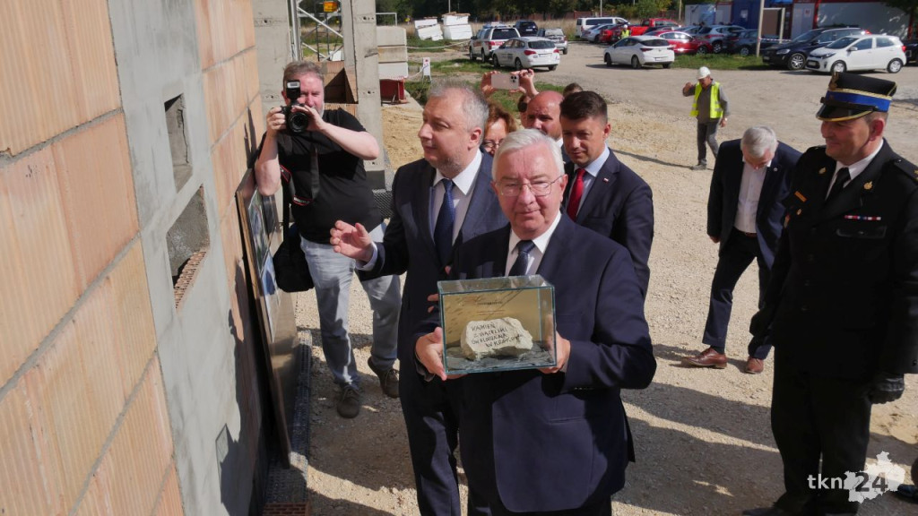 Przy Warszawskiej w Końskich rośnie nowy dom straży pożarnej. Wmurowano już kamień węgielny [wideo, zdjęcia]