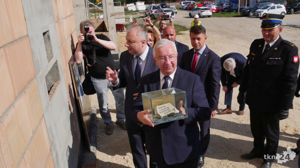 Przy Warszawskiej w Końskich rośnie nowy dom straży pożarnej. Wmurowano już kamień węgielny [wideo, zdjęcia]