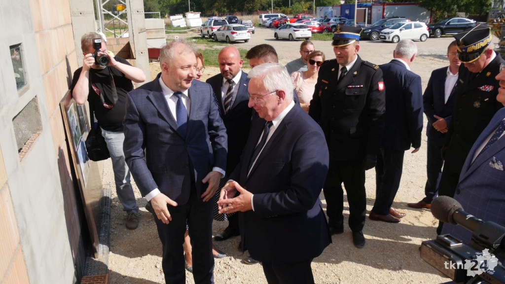 Przy Warszawskiej w Końskich rośnie nowy dom straży pożarnej. Wmurowano już kamień węgielny [wideo, zdjęcia]