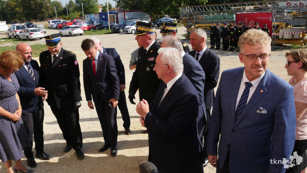 Przy Warszawskiej w Końskich rośnie nowy dom straży pożarnej. Wmurowano już kamień węgielny [wideo, zdjęcia]