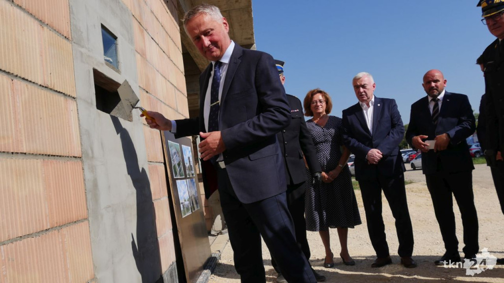 Przy Warszawskiej w Końskich rośnie nowy dom straży pożarnej. Wmurowano już kamień węgielny [wideo, zdjęcia]