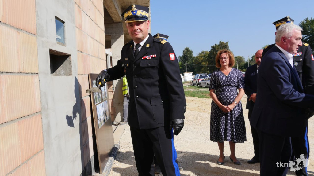 Przy Warszawskiej w Końskich rośnie nowy dom straży pożarnej. Wmurowano już kamień węgielny [wideo, zdjęcia]