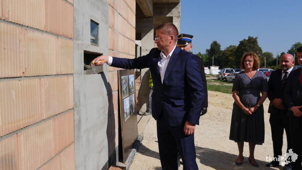 Przy Warszawskiej w Końskich rośnie nowy dom straży pożarnej. Wmurowano już kamień węgielny [wideo, zdjęcia]