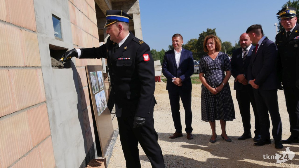 Przy Warszawskiej w Końskich rośnie nowy dom straży pożarnej. Wmurowano już kamień węgielny [wideo, zdjęcia]
