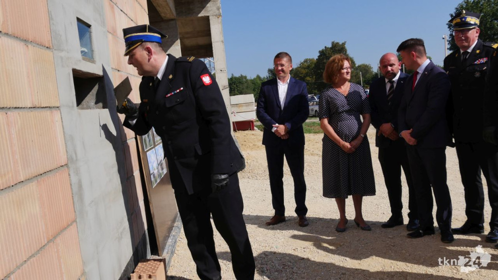 Przy Warszawskiej w Końskich rośnie nowy dom straży pożarnej. Wmurowano już kamień węgielny [wideo, zdjęcia]