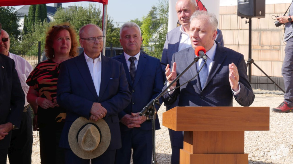 Przy Warszawskiej w Końskich rośnie nowy dom straży pożarnej. Wmurowano już kamień węgielny [wideo, zdjęcia]