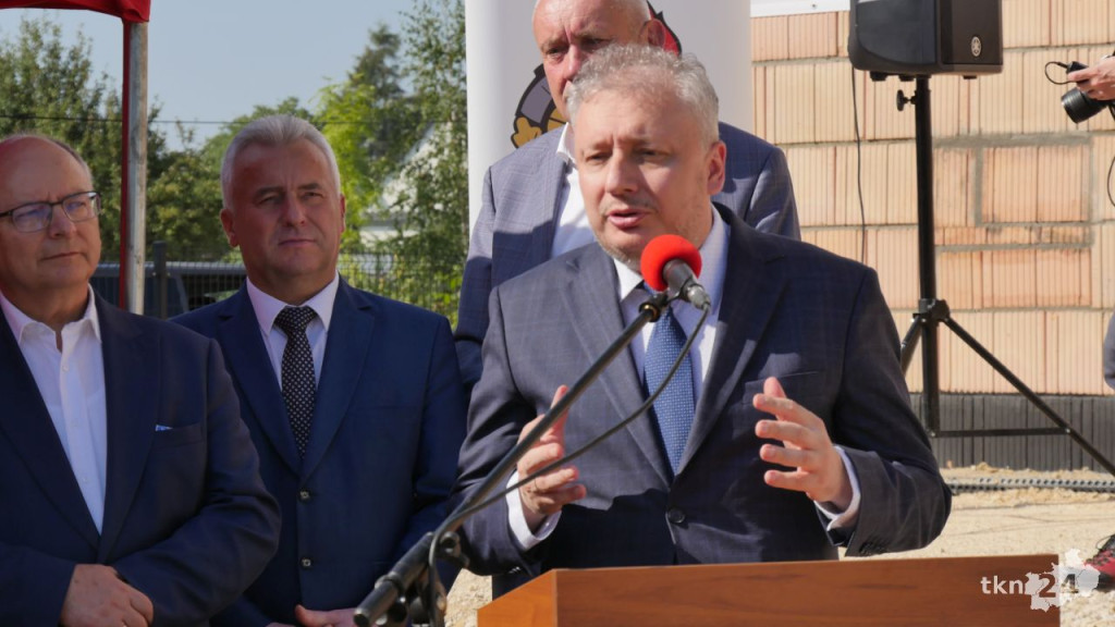 Przy Warszawskiej w Końskich rośnie nowy dom straży pożarnej. Wmurowano już kamień węgielny [wideo, zdjęcia]