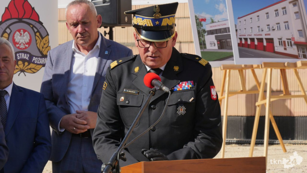 Przy Warszawskiej w Końskich rośnie nowy dom straży pożarnej. Wmurowano już kamień węgielny [wideo, zdjęcia]