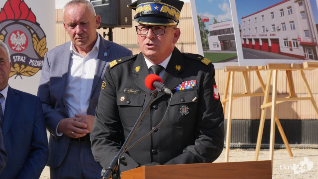Przy Warszawskiej w Końskich rośnie nowy dom straży pożarnej. Wmurowano już kamień węgielny [wideo, zdjęcia]
