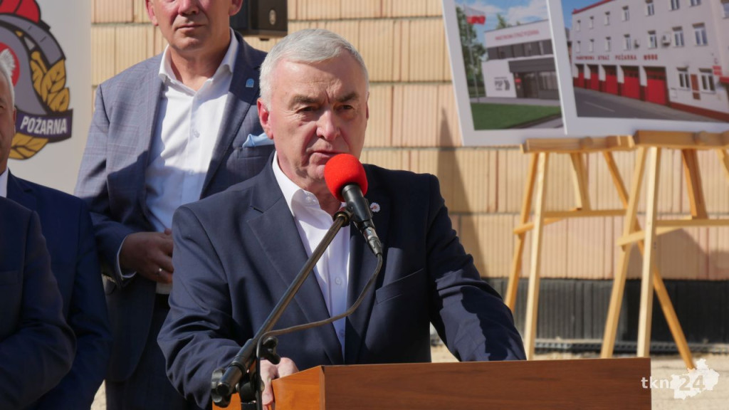 Przy Warszawskiej w Końskich rośnie nowy dom straży pożarnej. Wmurowano już kamień węgielny [wideo, zdjęcia]