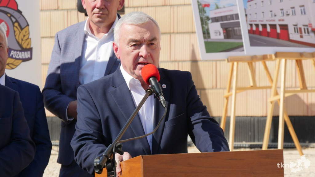 Przy Warszawskiej w Końskich rośnie nowy dom straży pożarnej. Wmurowano już kamień węgielny [wideo, zdjęcia]