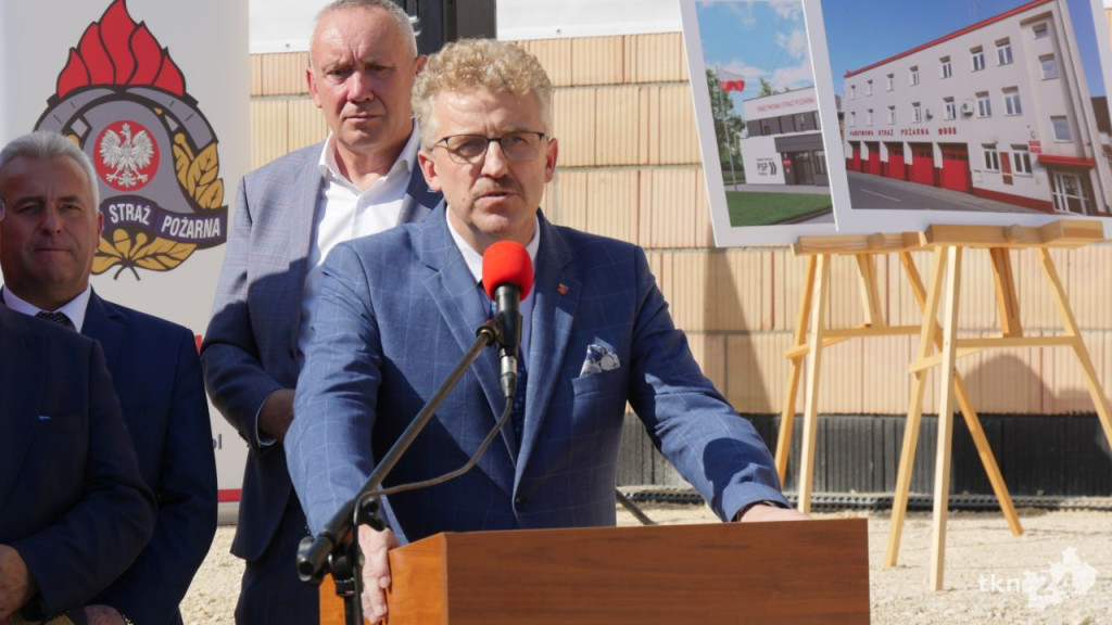 Przy Warszawskiej w Końskich rośnie nowy dom straży pożarnej. Wmurowano już kamień węgielny [wideo, zdjęcia]