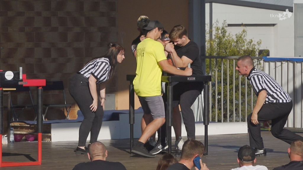 Siłowanie na rękę i foodtrucki. Armwrestling Cup w Stąporkowie [wideo, zdjęcia]