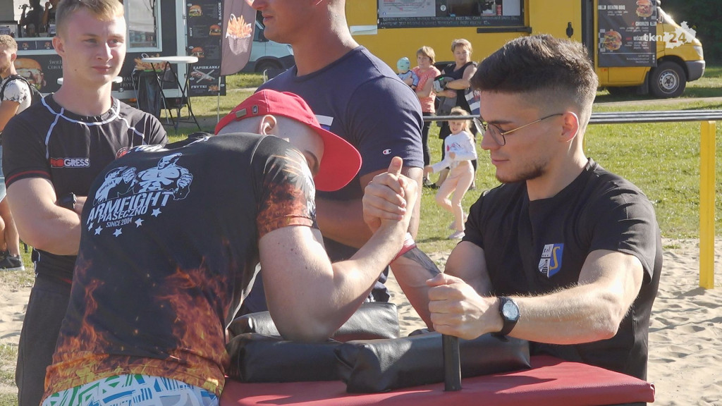 Siłowanie na rękę i foodtrucki. Armwrestling Cup w Stąporkowie [wideo, zdjęcia]