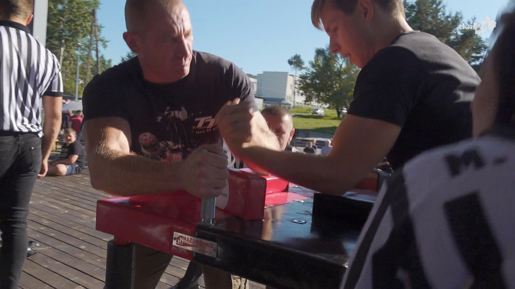 Siłowanie na rękę i foodtrucki. Armwrestling Cup w Stąporkowie [wideo, zdjęcia]