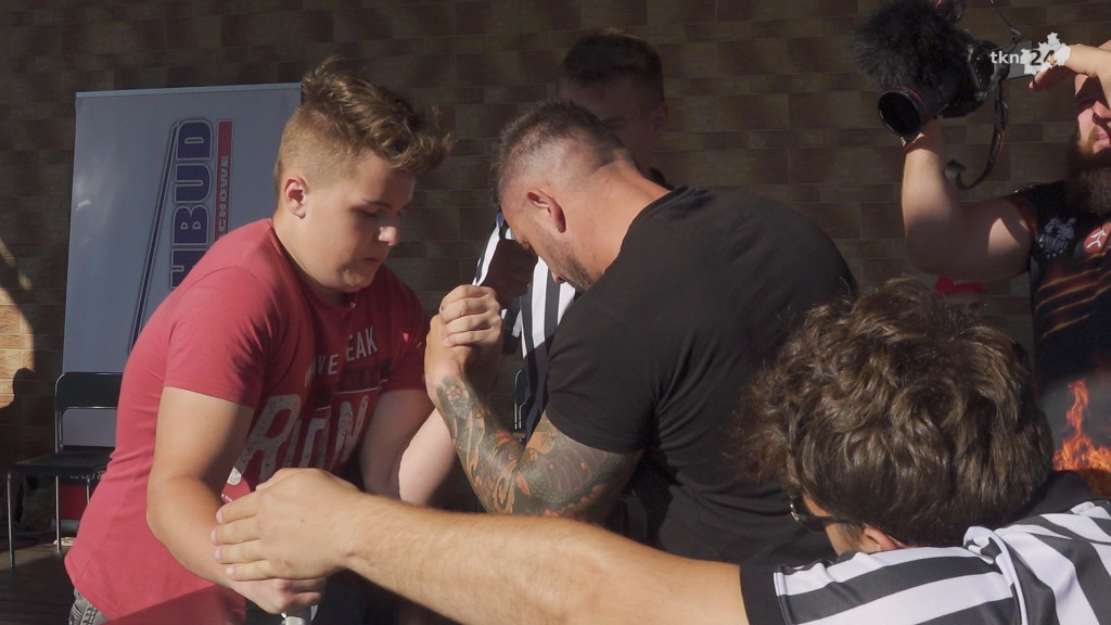Siłowanie na rękę i foodtrucki. Armwrestling Cup w Stąporkowie [wideo, zdjęcia]