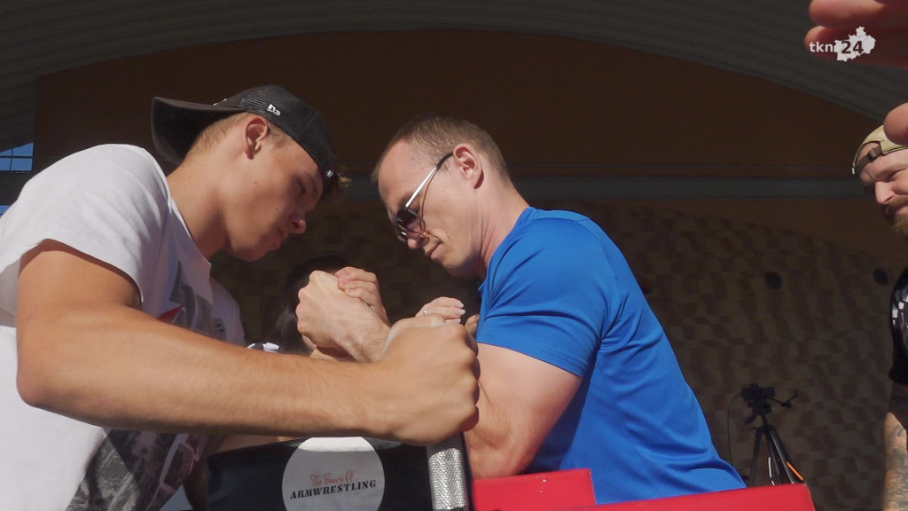 Siłowanie na rękę i foodtrucki. Armwrestling Cup w Stąporkowie [wideo, zdjęcia]