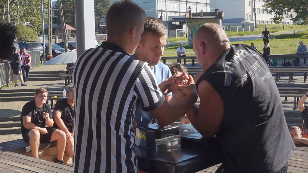 Siłowanie na rękę i foodtrucki. Armwrestling Cup w Stąporkowie [wideo, zdjęcia]