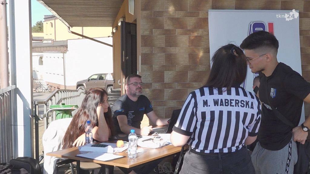 Siłowanie na rękę i foodtrucki. Armwrestling Cup w Stąporkowie [wideo, zdjęcia]