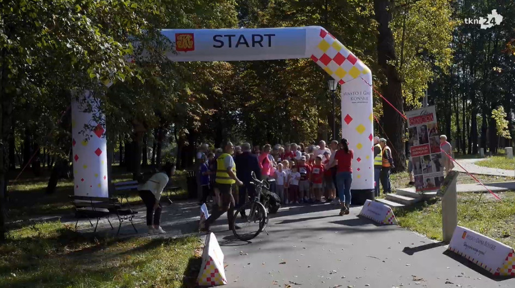 Ruszyli po zdrowie. Międzypokoleniowy marszobieg w Końskich [wideo, zdjęcia]