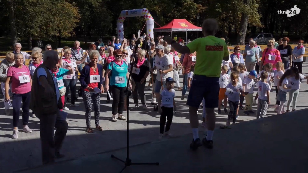 Ruszyli po zdrowie. Międzypokoleniowy marszobieg w Końskich [wideo, zdjęcia]
