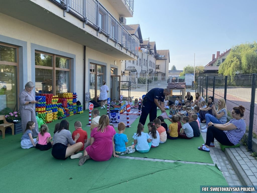 Bezpieczna droga do szkoły. Policjanci edukują w przedszkolach i szkołach