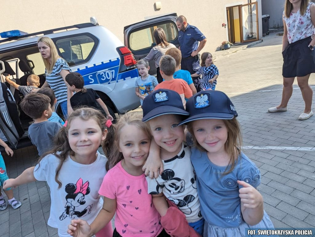 Bezpieczna droga do szkoły. Policjanci edukują w przedszkolach i szkołach