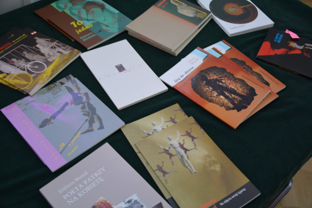 Lekcja o poezji i sztuce wizualnej w koneckiej bibliotece