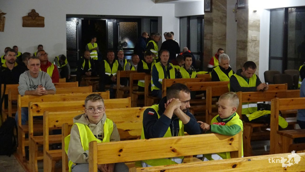 Pod opieką Archaniołów wędrowali nocą do Sanktuarium w Czarnej [wideo, zdjęcia]